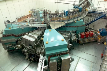Der Injektor 2, von dem im Vordergrund die türkisfarbenen Magnete und die silberfarbenen Resonatoren gut zu sehen sind. (Foto: Paul Scherrer Institut)
