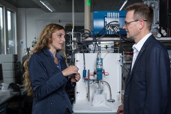 The scientists Emiliana Fabbri and Thomas Schmidt in a lab at PSI where they conducted experiments to study the performance of the newly developed catalyst for electrolysers. (Photo: Paul Scherrer Institute/Mahir Dzambegovic)