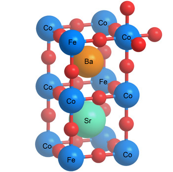 Struktur eines Perowskits. Die chemischen Symbole entsprechen dem Material, das als Katalysator am PSI untersucht wurde. Die roten Kugeln entsprechen Sauerstoffatomen. (Grafik: Paul Scherrer Institut/Emiliana Fabbri)