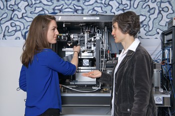 The two PSI-scientists Claire Donnelly (left) and Laura Heyderman. (Photo: Paul Scherrer Institute/Markus Fischer)