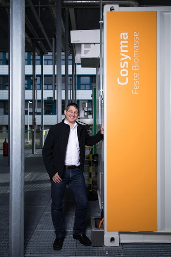 Cosyma is back at PSI and ready for new tasks: Project leader Serge Biollaz at the test facility. (Photo: Paul Scherrer Institute/Mahir Dzambegovic)