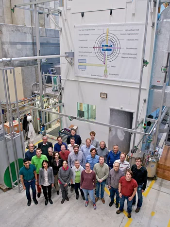 An den Experimenten zur Bestimmung des elektrischen Dipolmoments des Neutrons sind Forschende aus sieben Ländern beteiligt. Das Bild zeigt einen Teil des Teams vor der Forschungsanlage am PSI, an der die Untersuchungen durchgeführt wurden. Die hier gewonnen Daten nutzten die Forschenden auch für die Suche nach Dunkler Materie. (Foto: Paul Scherrer Institut/Markus Fischer)