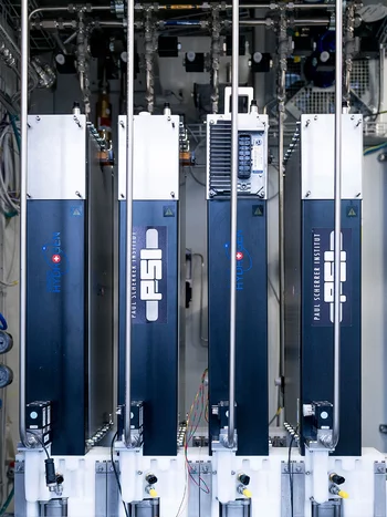 Vue sur l'intérieur du container de test: l'installation est composée de quatre systèmes de piles à combustible. Chacune de ces piles est constituée à son tour de 234 cellules individuelles.