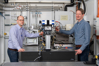 An der Röntgenlicht-Strahllinie: Davide Ferri (links) und Maarten Nachtegaal an der Experimentierstation der SLS, an der sie die Diesel-Katalyse untersucht haben. (Foto: Paul Scherrer Institut/Markus Fischer)