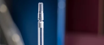 Syringes in the beam path: A pre-filled syringe (empty here) with protective cap at the experimental setup with neutron beams at PSI. Neutrons are optimally suited for the question of why some pre-filled syringes get clogged: They penetrate the metal needle nearly unimpeded and make it visible if the active ingredient has gotten inside the hollow cannula. (Photo: Paul Scherrer Institute/Mahir Dzambegovic)