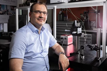 Jörg Standfuss at the injector with which protein crystals for the experiments at the Californian X-ray laser LCLS were tested. In the near future, this technology will also be available at PSI's X-ray laser SwissFEL, for scientists from all over the world. (Photo: Paul Scherrer Institute/Mahir Dzambegovic)
