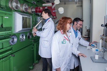 Stephan Heinitz, Dorothea Schumann and Emilio Maugeri (from left to right) of the Isotope and Target Chemistry research group in their laboratory. (Photo: Paul Scherrer Institute/Mahir Dzambegovic)