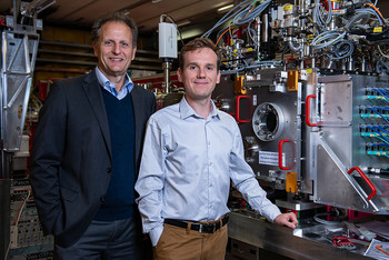 Michael Hennig  (à gauche) et Karol Nass à la station d’expérimentation au SwissFEL où leur expérience pilote a été menée. (Photo: Institut Paul Scherrer/Mahir Dzambegovic)