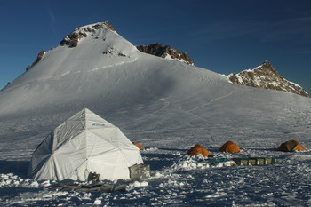 The researchers' camp in 2015 on the Colle Gnifetti, southeast of Zermatt. Here the research team took several ice cores up to 82 metres long in 2003 as well as 2015. (Photo: Paul Scherrer Institute/Michael Sigl)