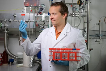 Michael Sigl in the analytical laboratory at PSI with different ice samples from the 19th century, in which impurities of the ancient atmosphere (air pollutants) are archived. (Photo: Paul Scherrer Institute/Markus Fischer)