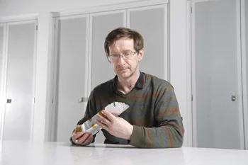 Wojciech Hajdas avec des barres scintillatrices, qui ont aussi été montées sous cette forme dans le détecteur POLAR. (Photo: Institut Paul Scherrer/Markus Fischer)