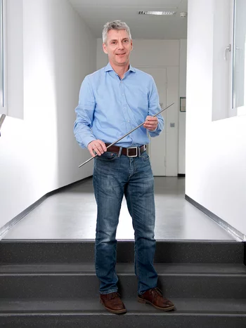 Johannes Bertsch with a cladding tube: At PSI the scientist studies the safety of these components, which are used in nuclear power plants worldwide. (Photo: Paul Scherrer Institute/Markus Fischer)