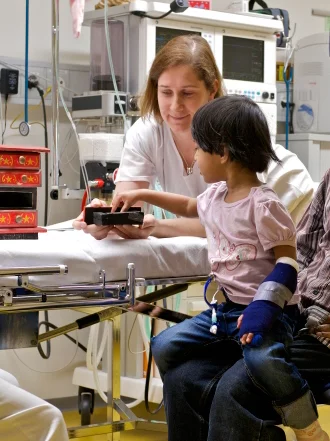 Enfant en phase de préparation avant l'anesthésie
