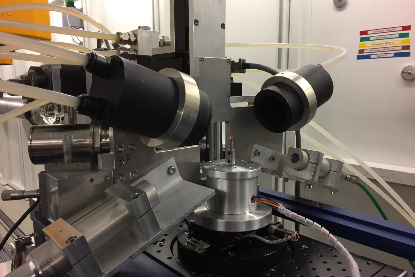 Sample rotation stage for high-speed tomography