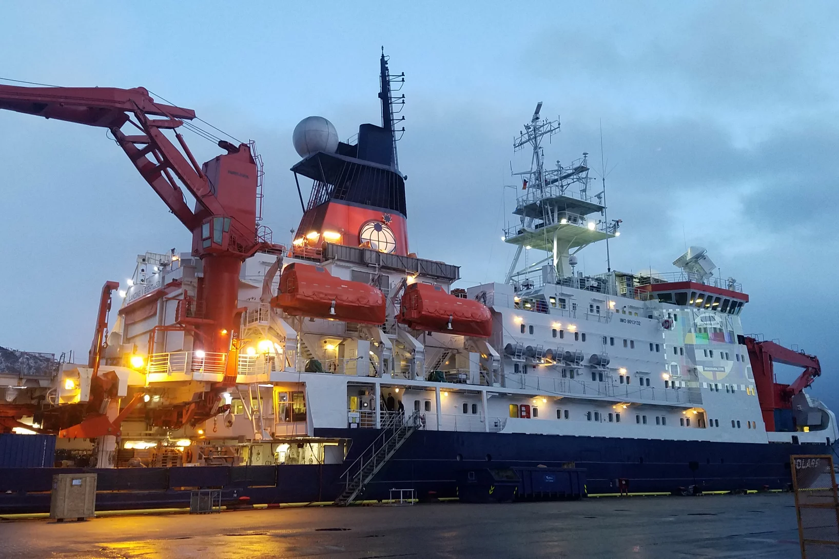 Polarstern_leaving