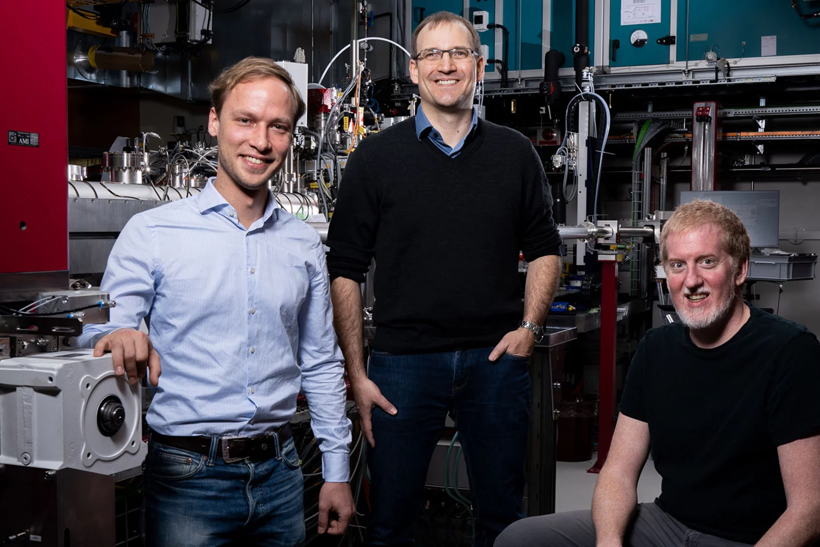 Petr Skopintsev (links), Jörg Standfuss (Mitte) und Christopher Milne (rechts) an der Experimentierstation Alvra am Freie-Elektronen-Röntgenlaser SwissFEL 
