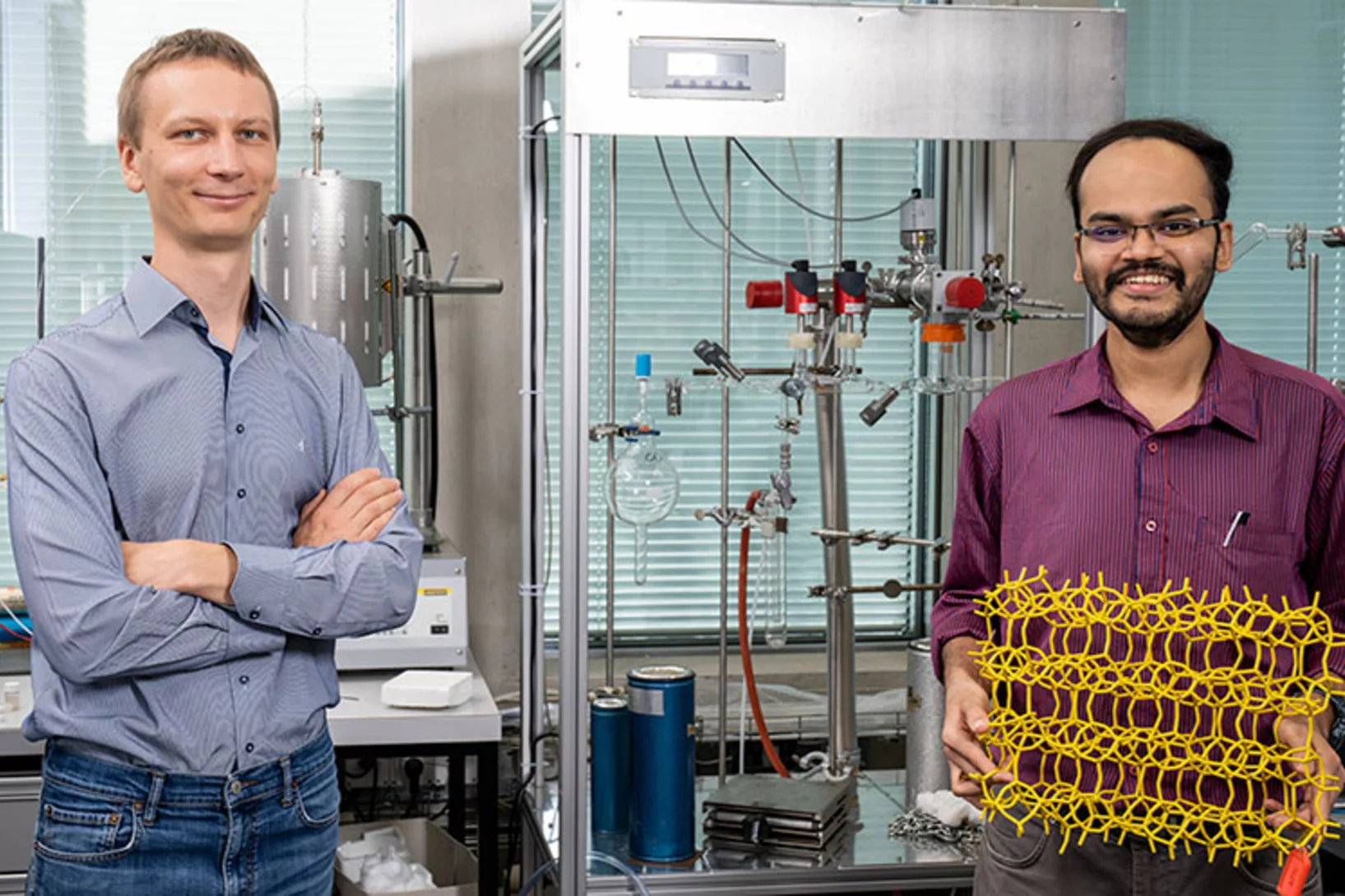 PSI-Forscher Vitaly Sushkevich (links) und Manoj Ravi, Doktorand der ETH Zürich, im PSI-Labor. 