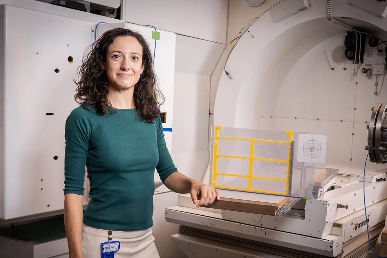 Serena Psoroulas mit der Versuchsanordnung in der Gantry 1