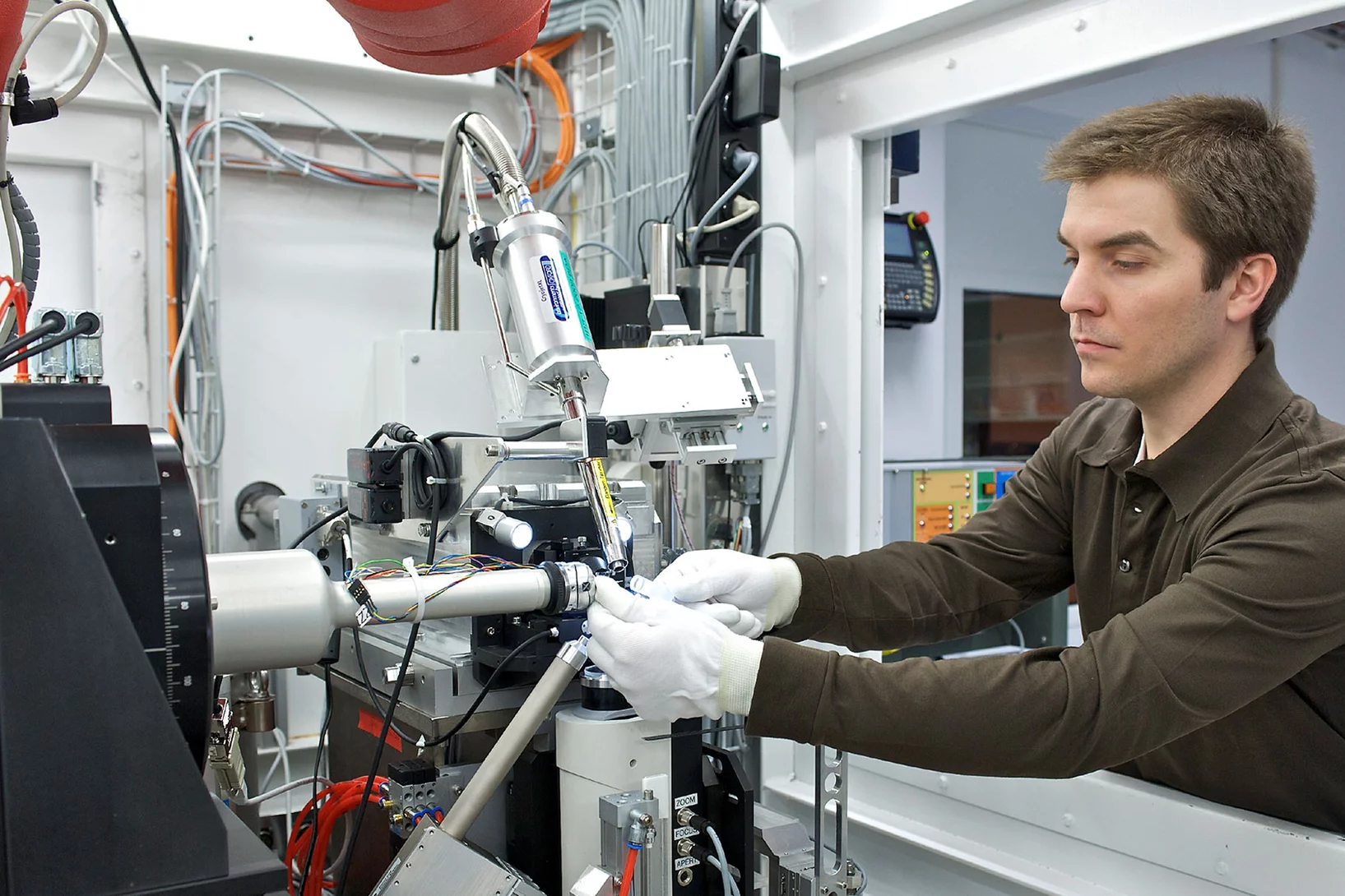 Strahllinien-Wissenschaftler Vincent Olieric montiert eine Proteinkristallprobe, um sie an der SLS zu vermessen. 