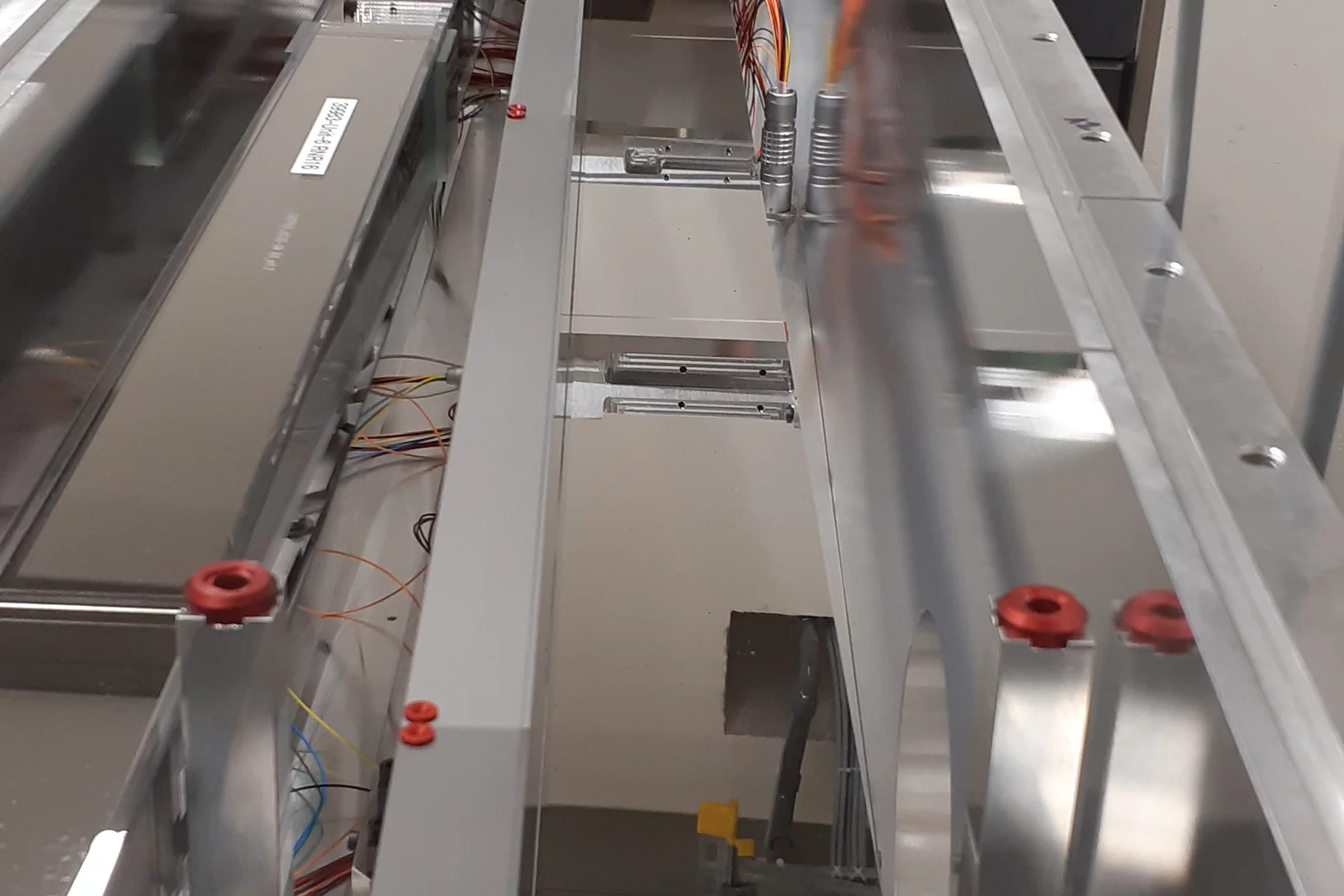 Eingebautes elliptisches Neutronenleiter-Element basierend auf dem Selene-Prinzip beim Instrument AMOR am PSI.