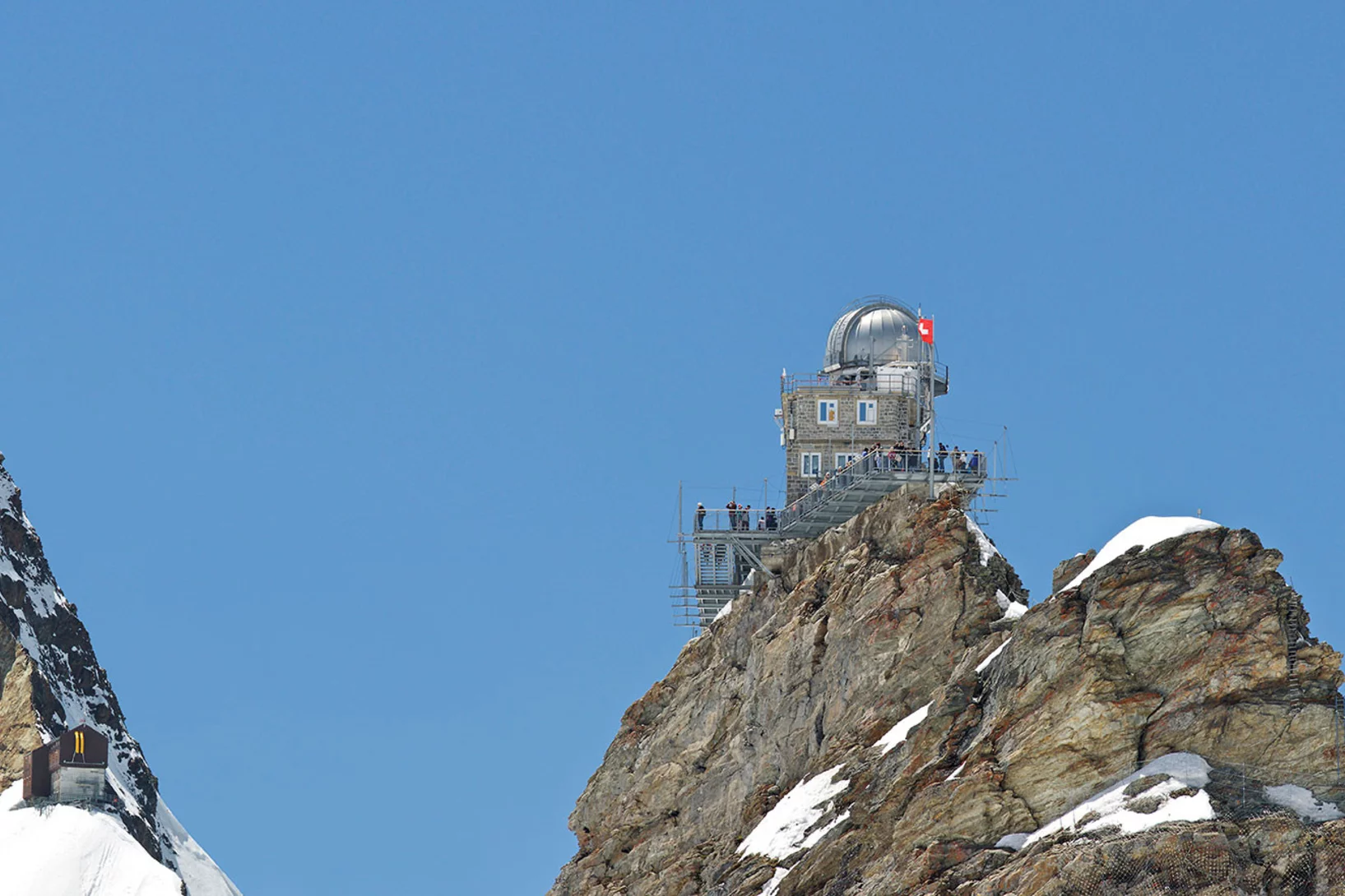 Das Jungfraujoch mit seinem ikonischen Wahrzeichen – dem 1937 eingeweihten Sphinx-Observatorium. Hier befinden sich die Messgeräte vom PSI.