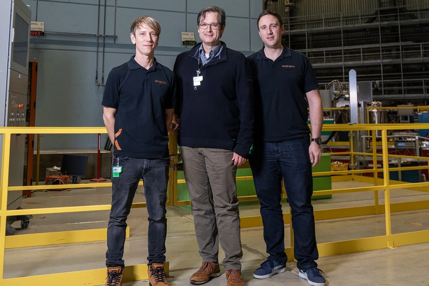Phillippe Würsch (left) and Matthias Wagner (right) from ANAXAM appreciate the good and close cooperation with David Mannes from PSI, which was also successful in the case of the brake piston investigations. (Photo: Paul Scherrer Institute/Mahir Dzambegovic)