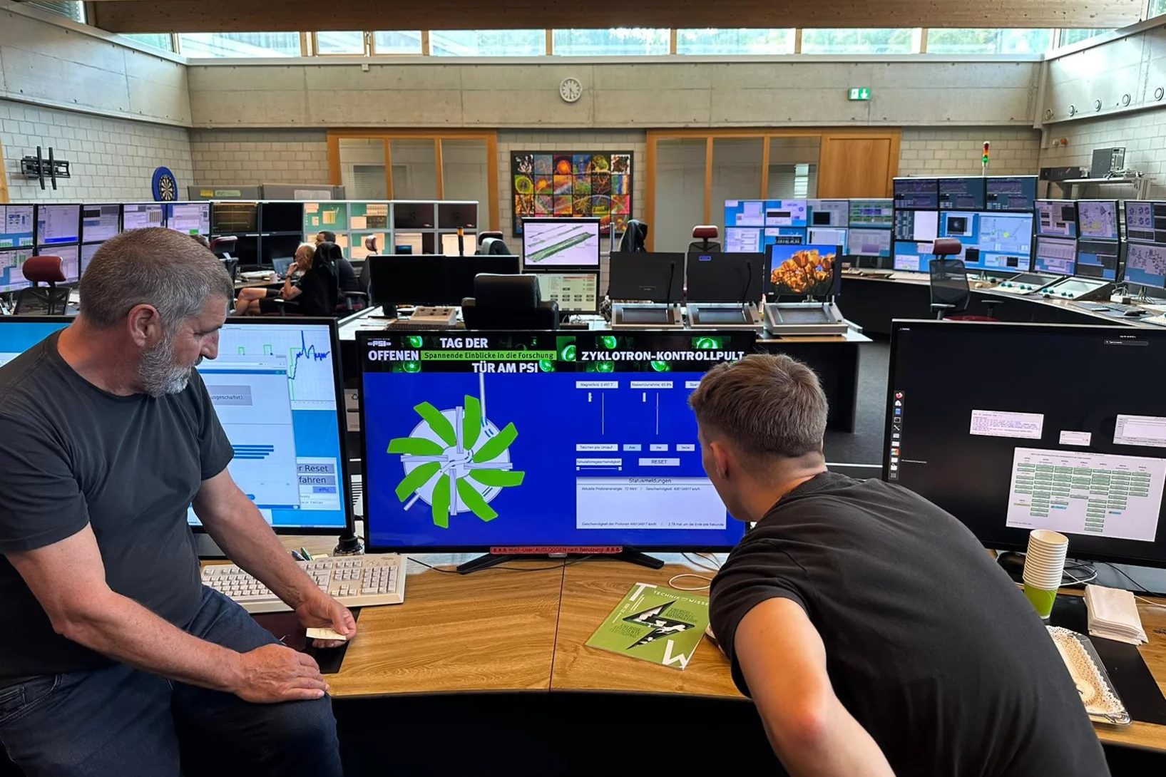 Konstrukteure besuchen den Kontrollraum des PSI