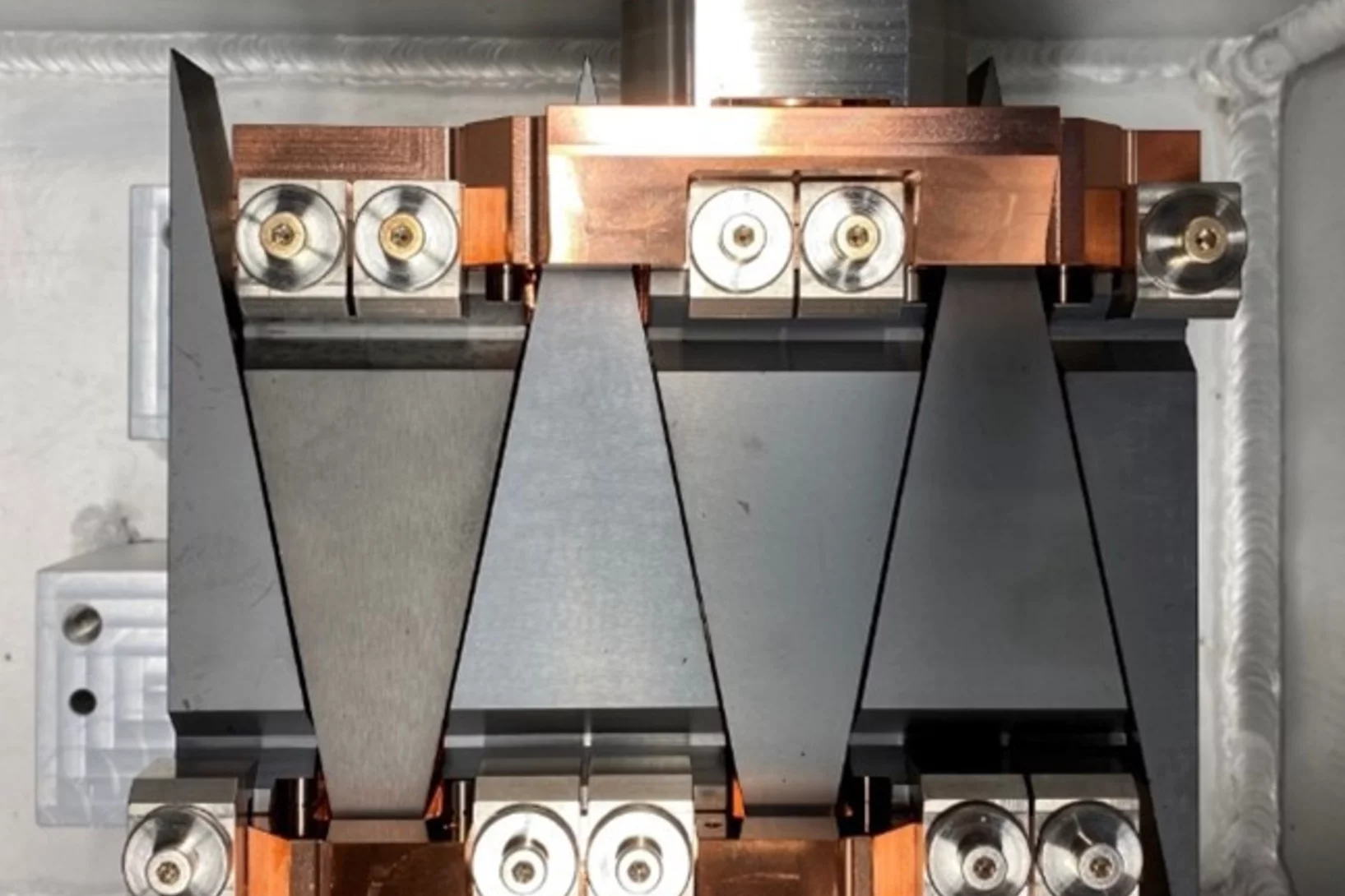 Figure 1: Degrader from the top when retracted. The wedges, which are moved against each other with copper jaws, are clearly visible.