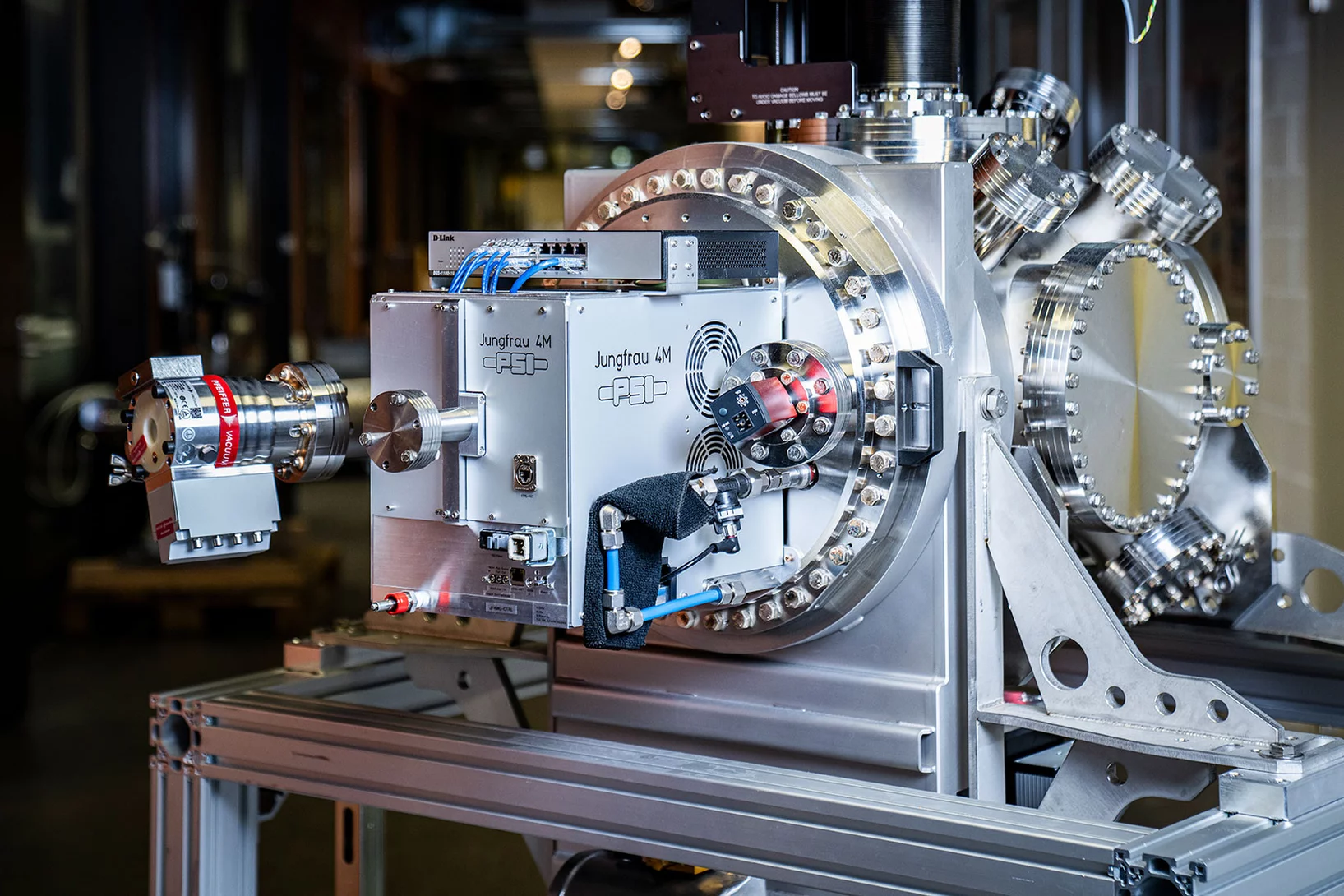 At the Maloja experimental station of SwissFEL is a unique Jungfrau detector. This detector has been adapted to detect low energy ‘soft’ X-rays. (Photo: Paul Scherrer Institute / Mahir Dzambegovic)