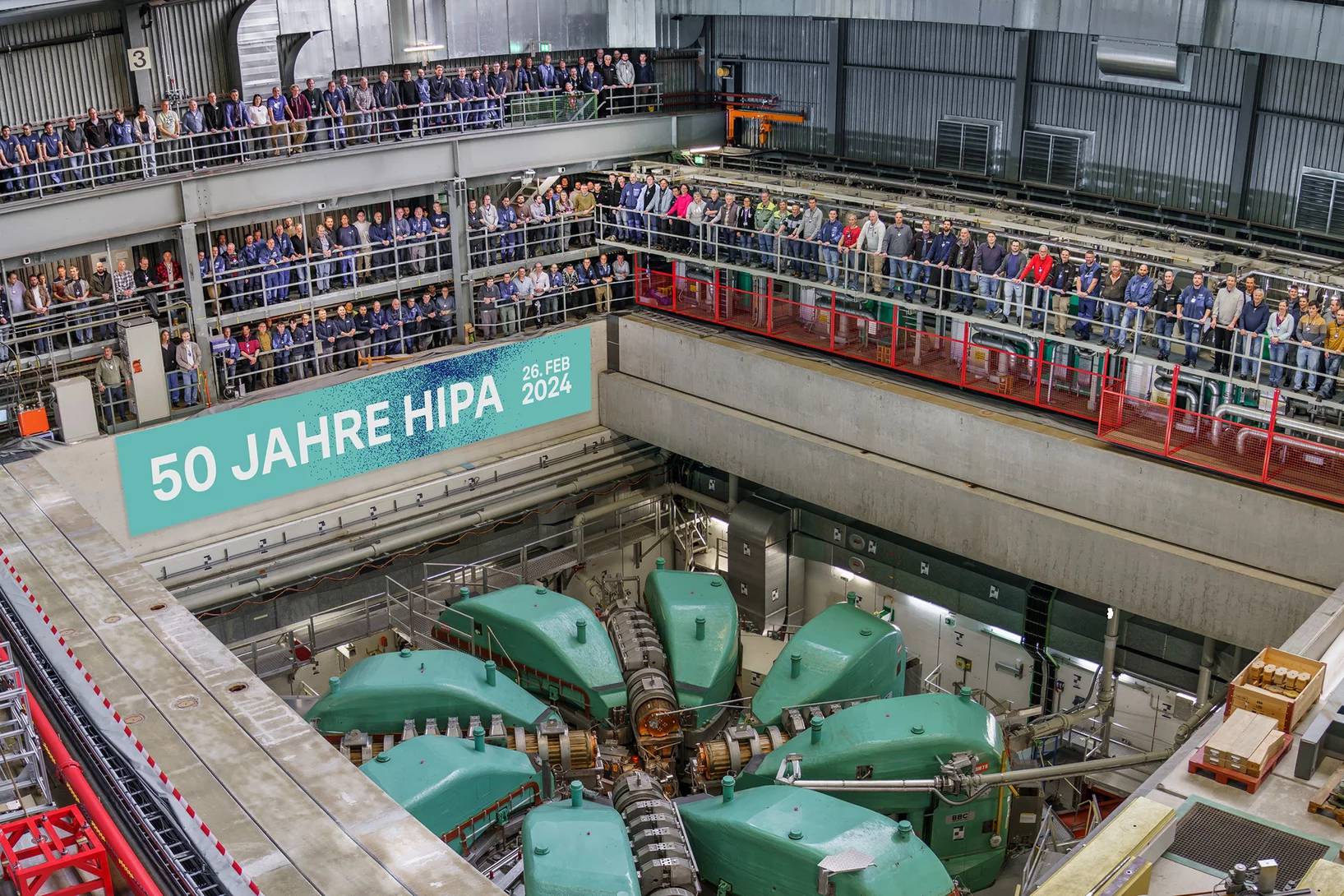 Keine Spitzenforschung ohne stetige Weiterentwicklung und keine Weiterentwicklung ohne tatkräftige Mitarbeitende. HIPA hat in den letzten 50 Jahren mehrere Upgrades erfahren, immer wieder wurden neue wissenschaftliche Möglichkeiten ergänzt und auch an der Weiterentwicklung der Anlage selbst wird nach wie vor geforscht. Das Team ist entsprechend gewachsen.
