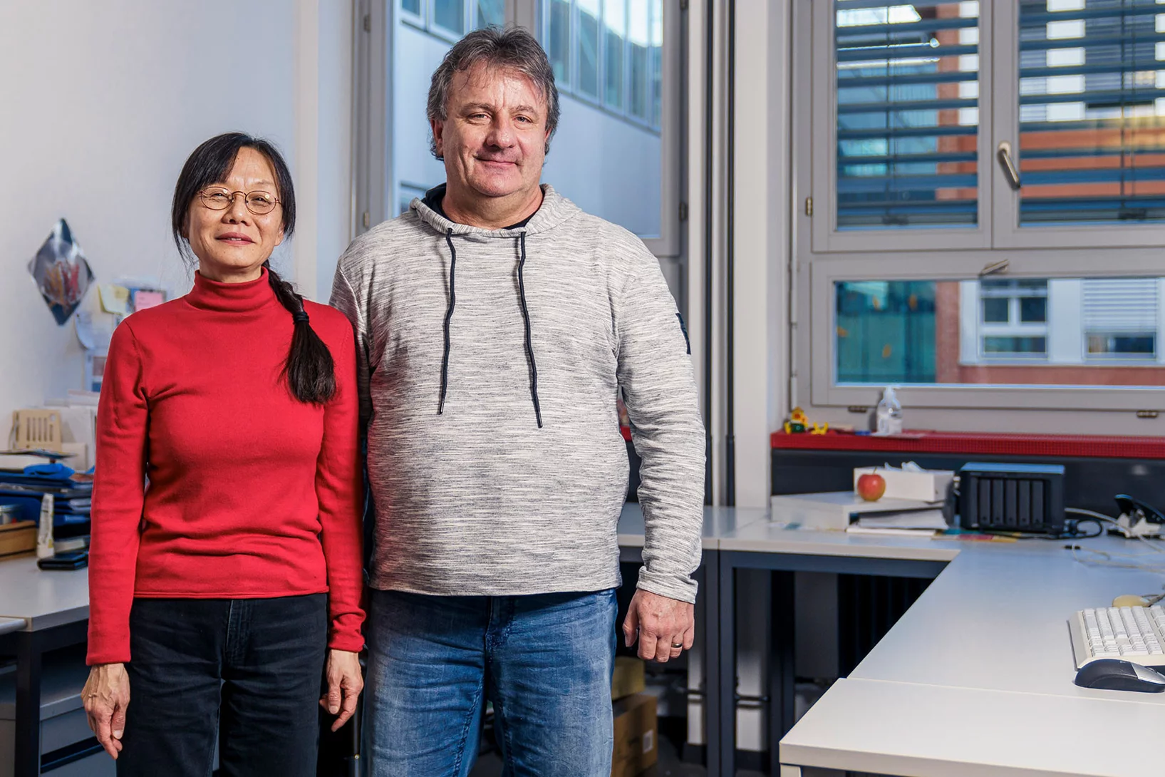 Xiaodan Li und Richard Kammerer haben erstmals ein Enzym charakterisiert, das ein wichtiges Werkzeug für die Kreislaufwirtschaft werden könnte. Auf dem Monitor sieht man schematisch abgebildet den entscheidenden Teil des aktiven Zentrums dieses Enzyms.