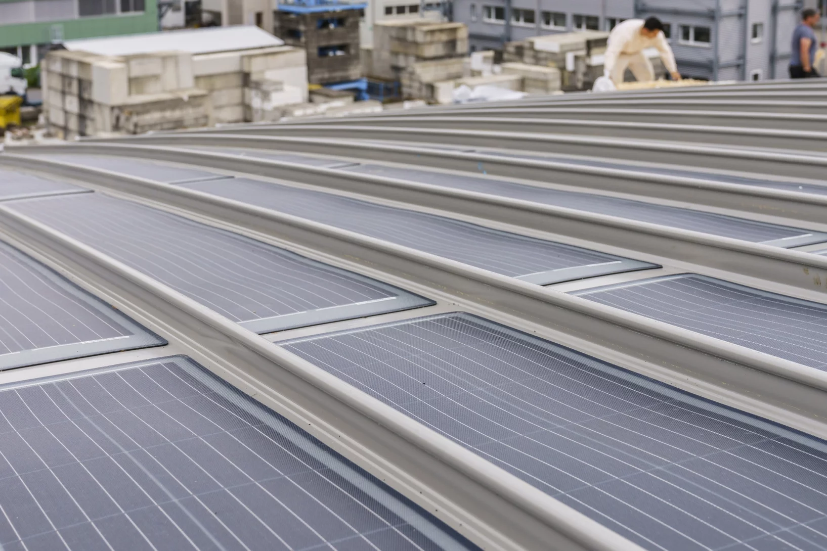 Modules solaires sur le toit de la Source de Lumière Synchrotron Suisse SLS.