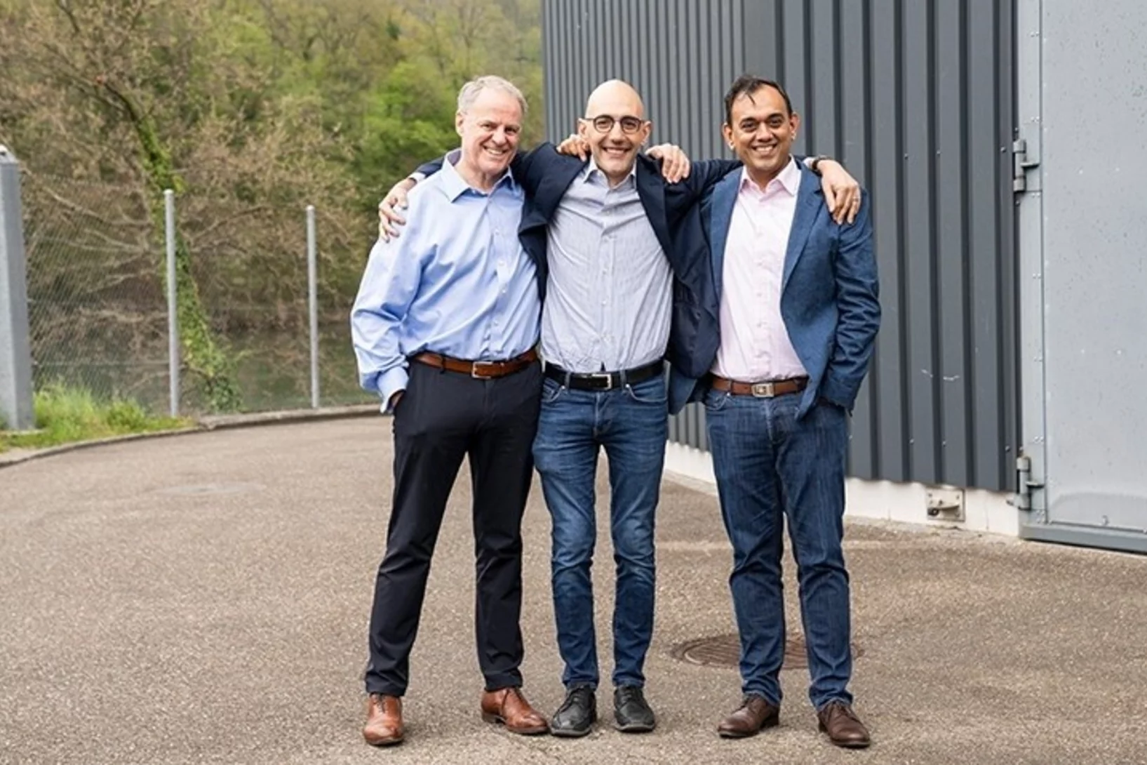 Metafuels co-founders Leigh Hackett (left) and Saurabh Kapoor (right) and the head of the ESI Platform Marco Ranocchiari (center) in front of the research hall on the PSI campus – the new pilot plant for the production of sustainable aviation fuel is to be built here.