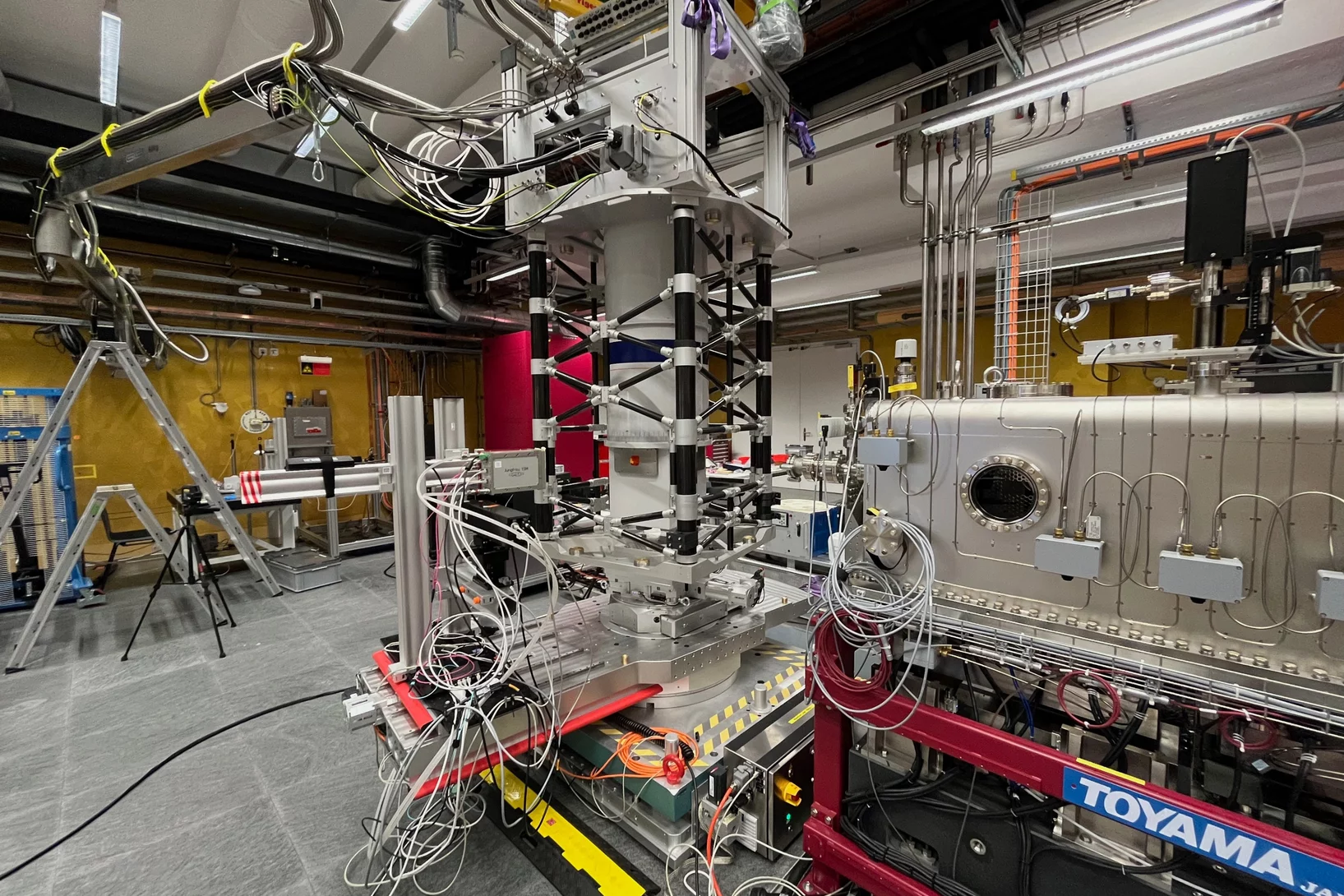 Ultralow-T Vectormagnet instrument on the heavy-load diffractometer.