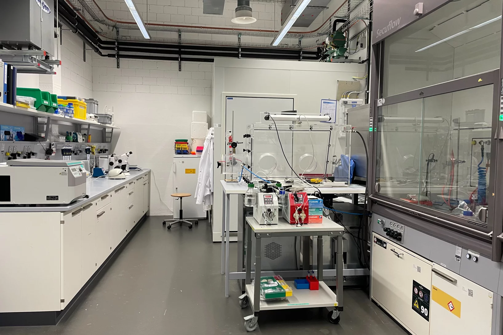 A laboratory with many different devices 