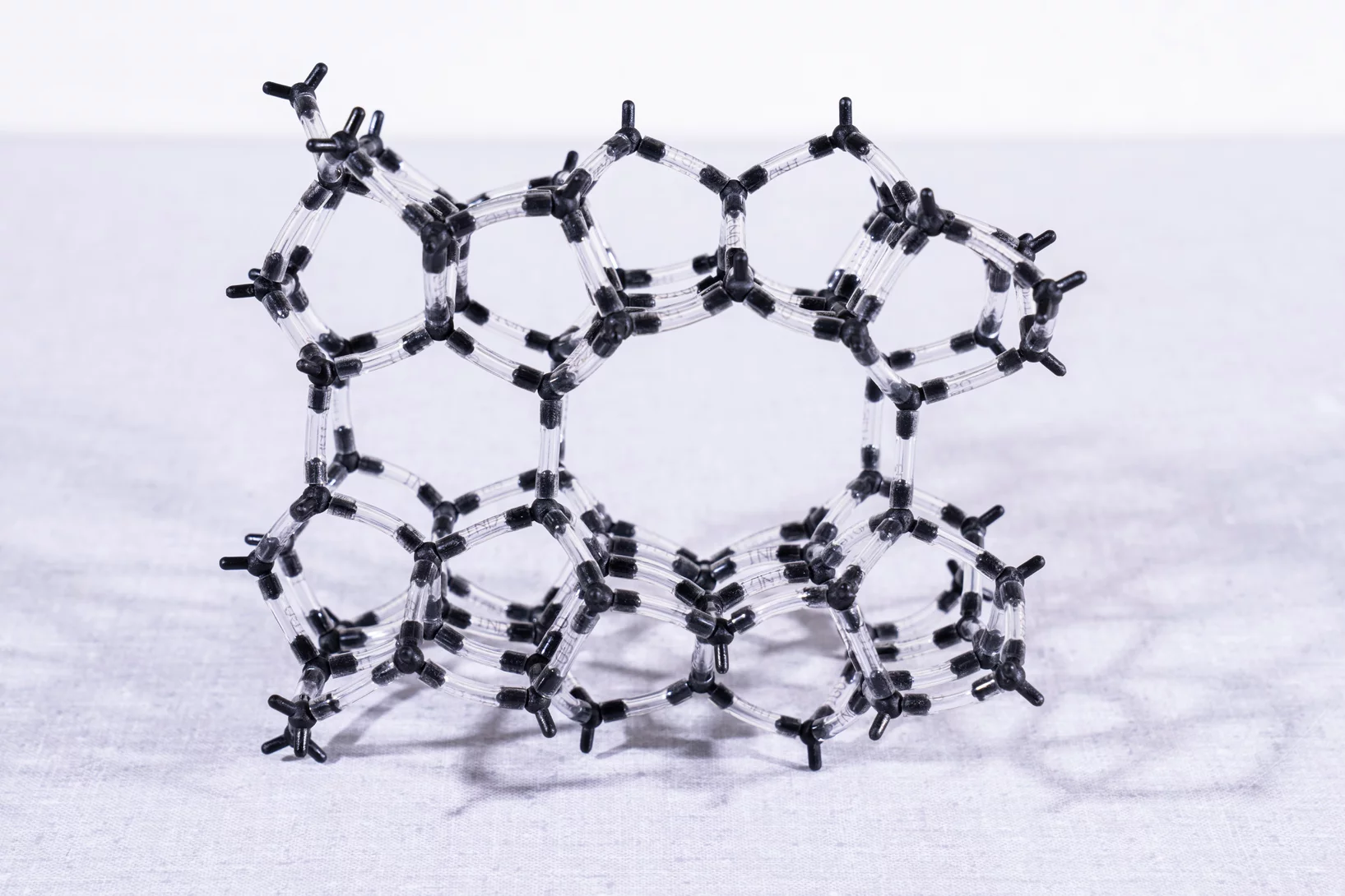 Un modello del catalizzatore a base di zeolite: le sfere nere rappresentano gli atomi di silicio o di alluminio (c'è un atomo di alluminio per ogni 9 atomi di silicio circa), mentre i pezzi di collegamento trasparenti contengono ciascuno un atomo di ossigeno come ponte