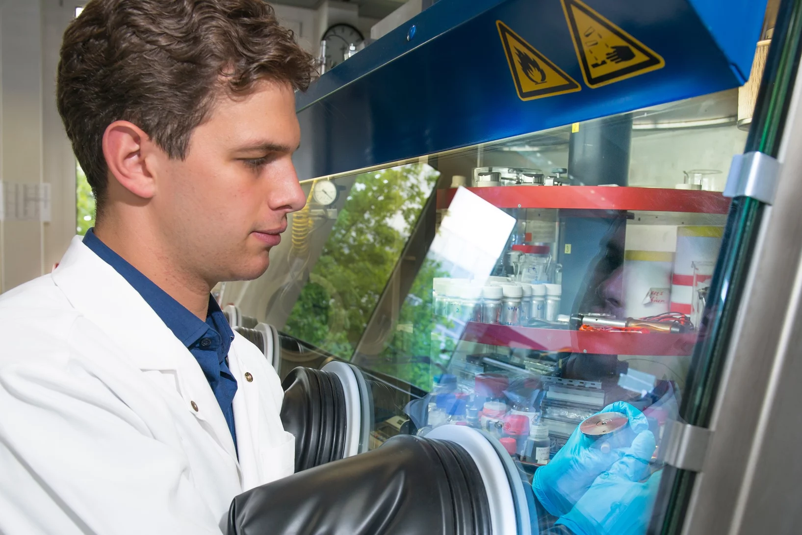 Patrick Lanz verwendet bei seiner Arbeit eine mit Argon gefüllte Handschuhbox zur Konstruktion von Batteriezellen unter Schutzatmosphäre.