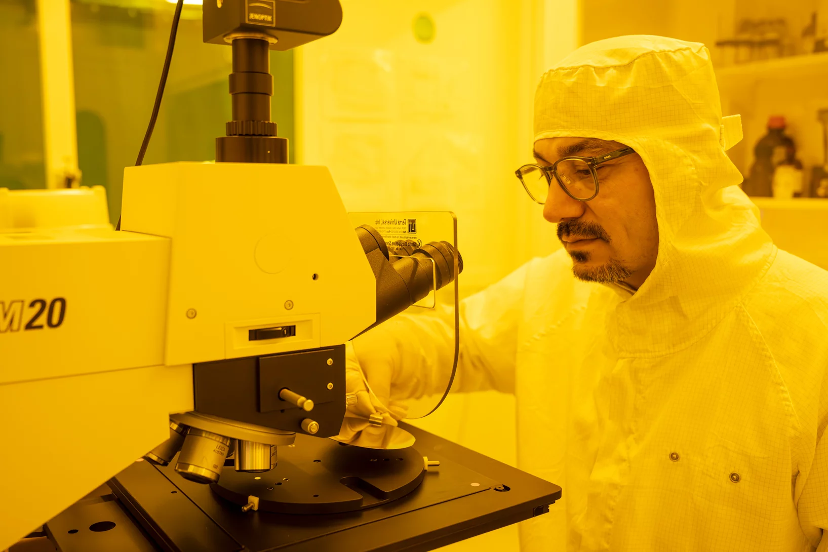 Yasin Ekinci, Leiter des Labors für Röntgen-Nanowissenschaften und Technologien am PSI, in einem Reinraumlabor der Synchrotron Lichtquelle Schweiz SLS, wo extremes Ultraviolett-Licht für die EUV-Forschung genutzt werden kann.