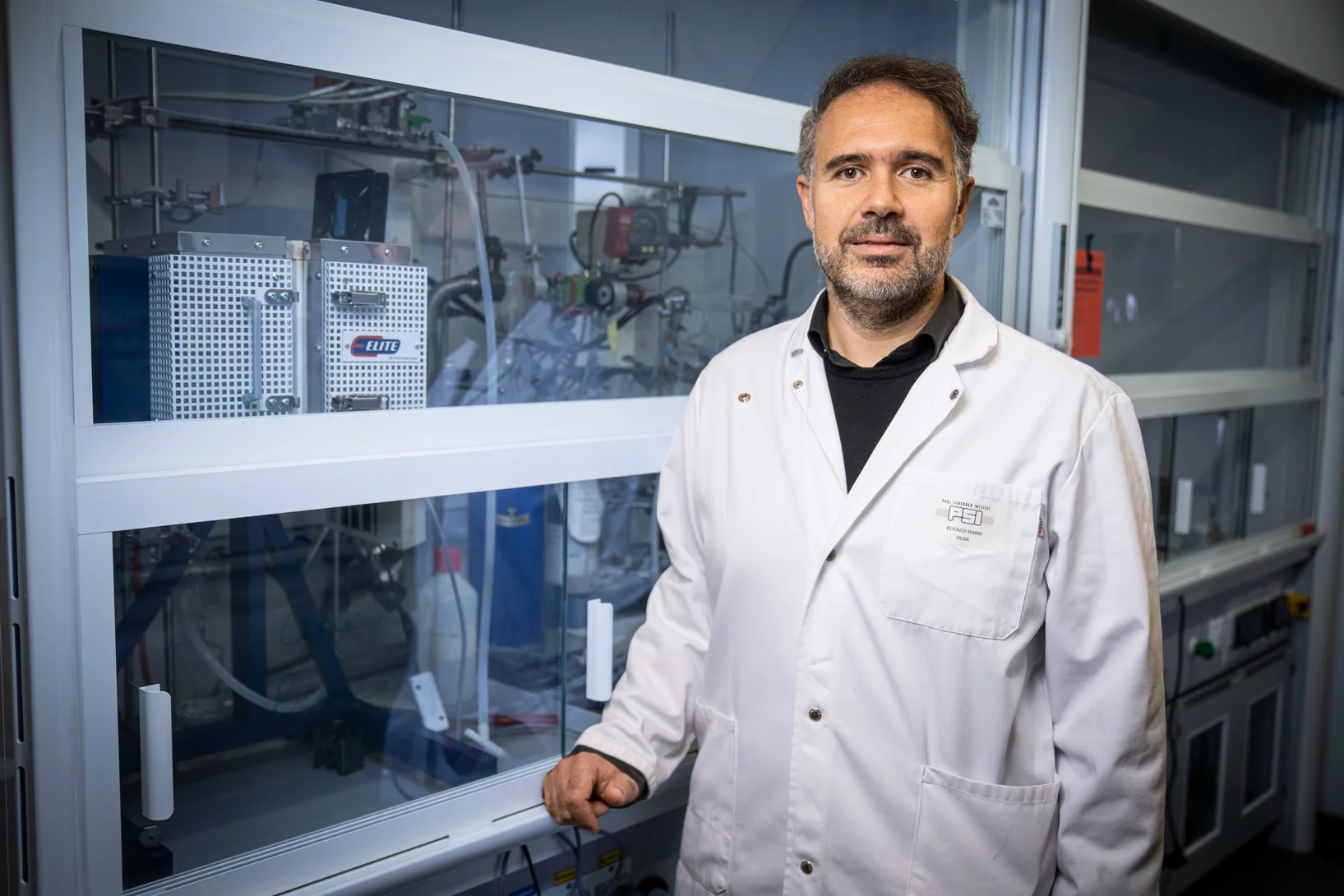 Mario El Kazzi vom Zentrum für Energie- und Umweltwissenschaften am PSI hat mit seinem Team eine Kathodenoberflächenbeschichtung entwickelt, die Betriebsspannungen von bis zu 4,8 Volt ermöglicht.