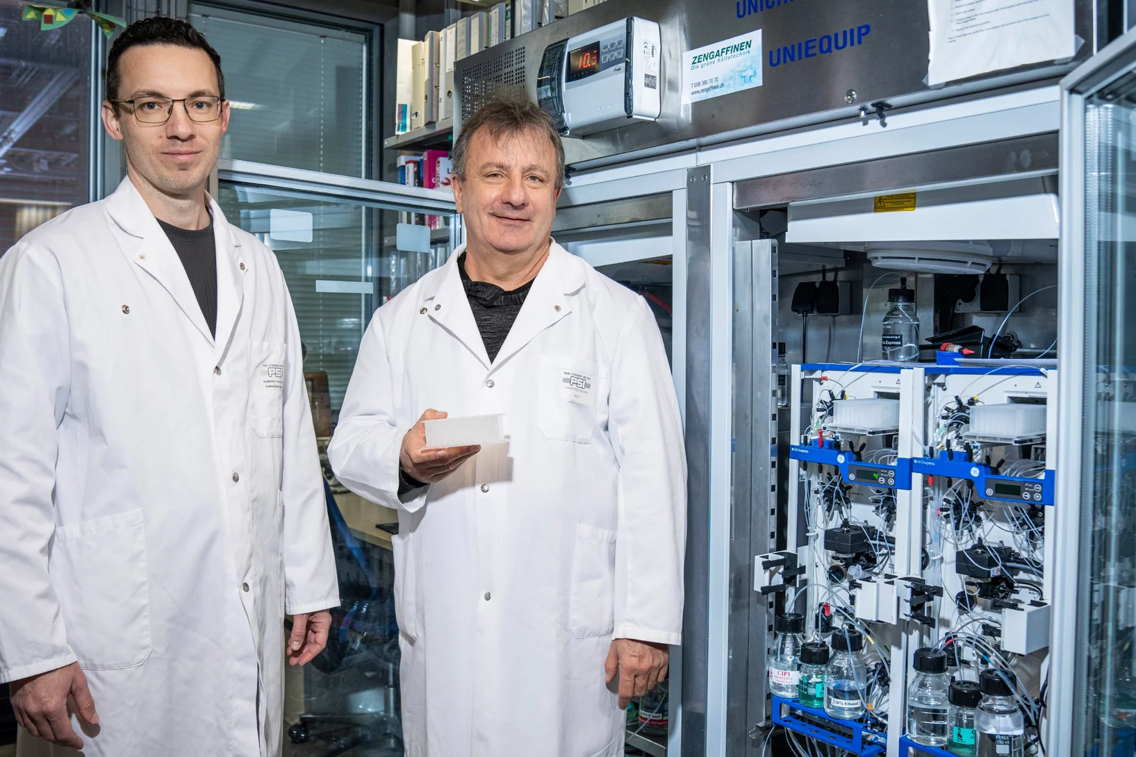 Volodymyr Korkhov (links) und Richard Kammerer des Zentrums für Life Sciences am PSI haben einen wichtigen Schritt gemacht, um zu verstehen, wie Botulinum Neurotoxin, kurz Botox, in unsere Nervenzellen eindringt.