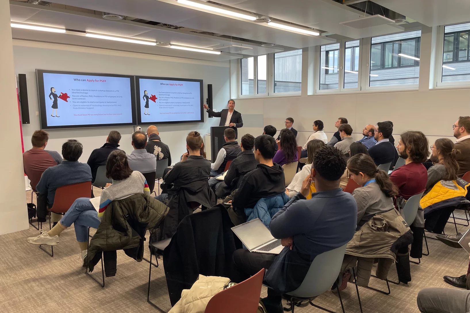 Angelo Sozzi vom Technologietransfer Team informiert über mögliche Fördermöglichkeiten im Bereich Entrepreneurship am PSI. 