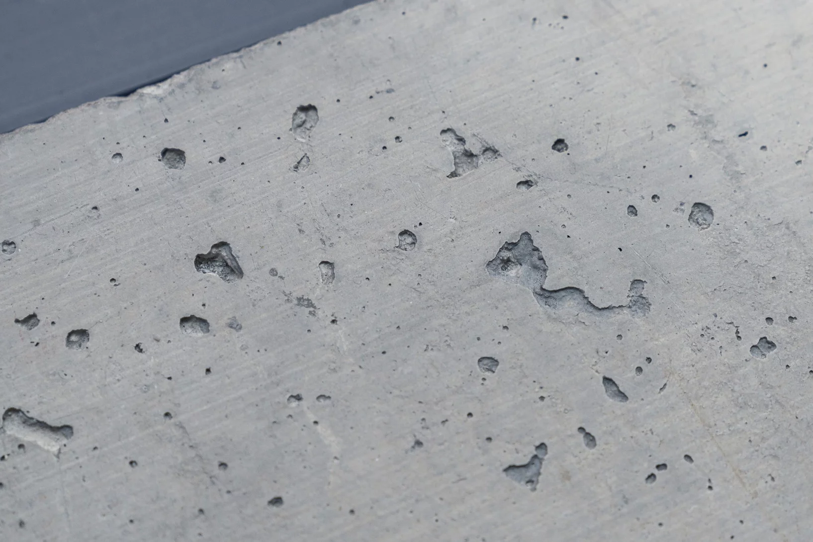 Zement vermischt mit Wasser, Sand und Kies wird zu Beton – dem meistgenutzten Baustoff der Welt. 