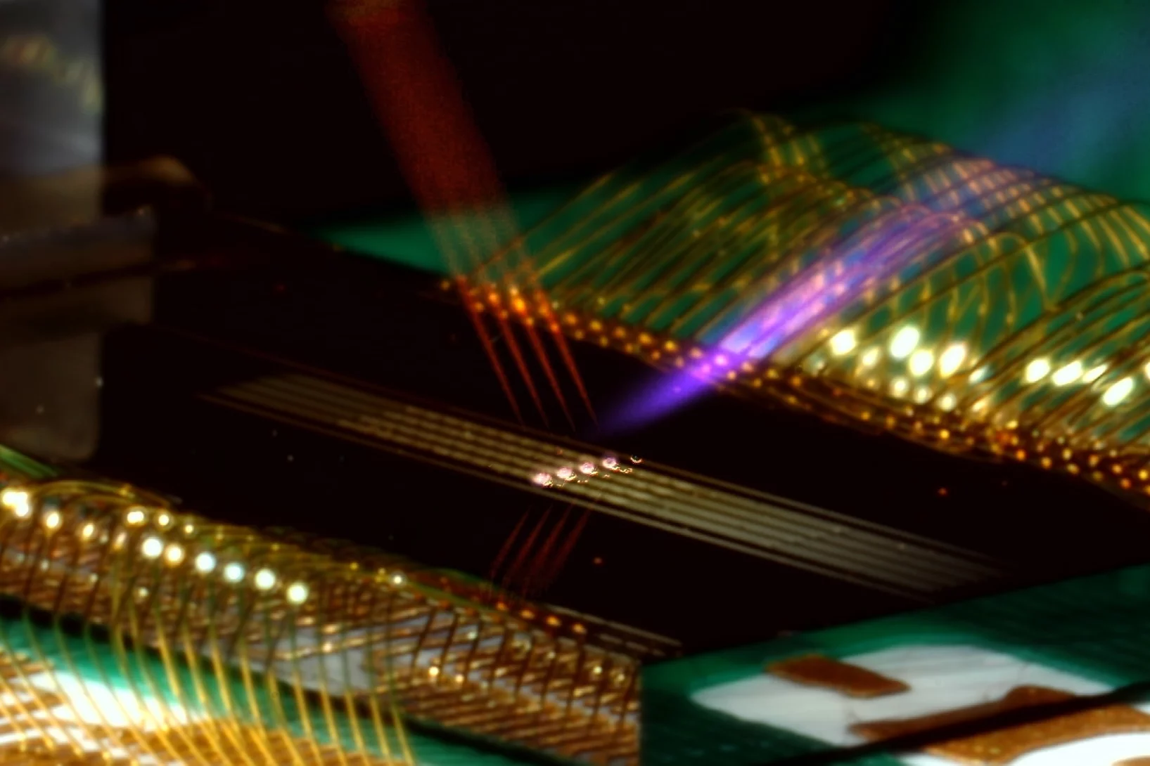surface ion trap with integrated photonics emitting light from grating couplers