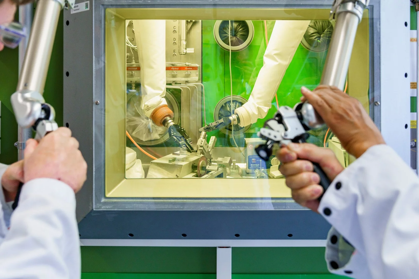 Extracting samples from a cladding tube of a SINQ target rod for post-irradiation examinations. © Paul Scherrer Institute / Markus Fischer