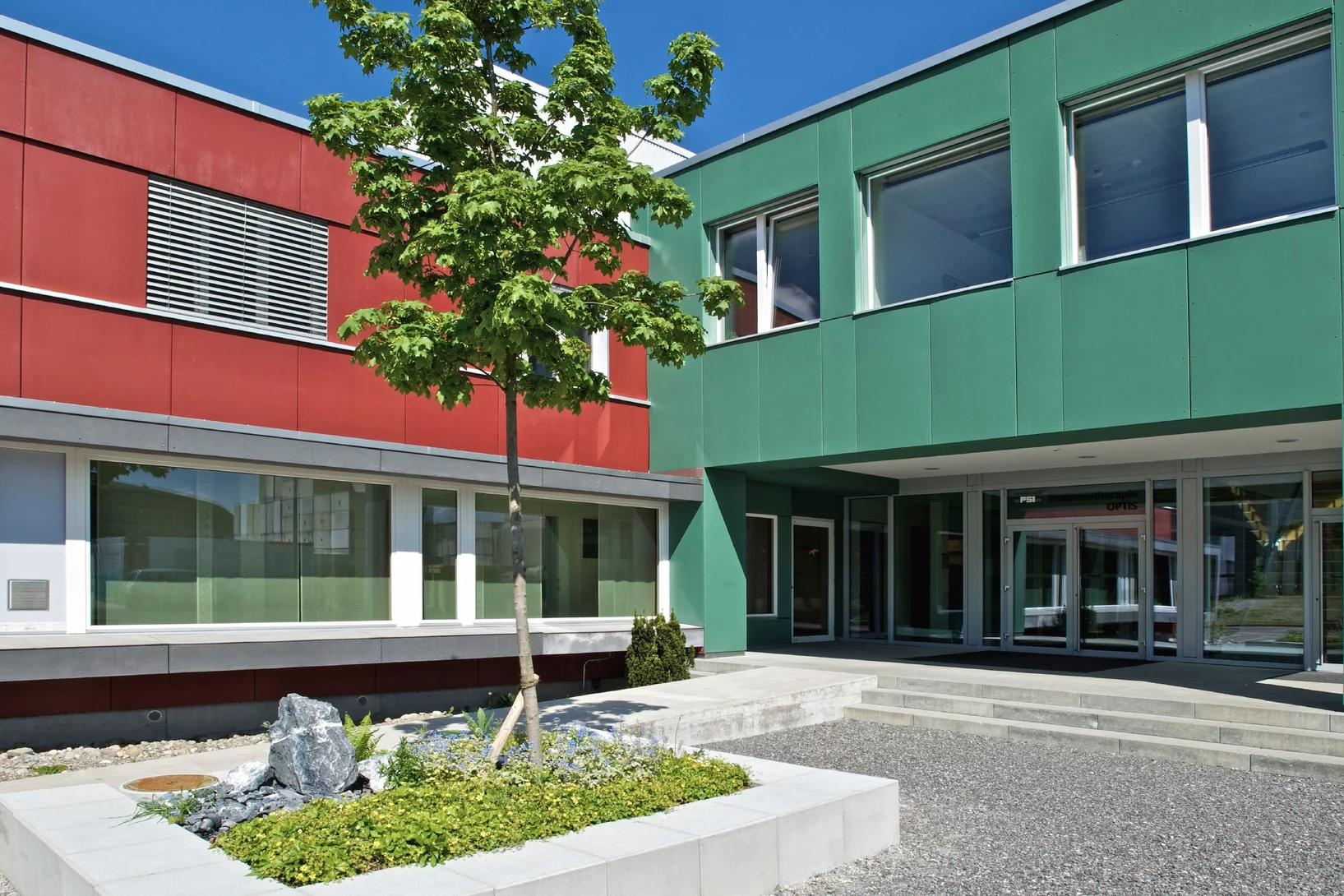 The Insel Group and the Paul Scherrer Institute PSI are expanding their collaboration and creating an optimised range of treatments for patients with eye tumours.