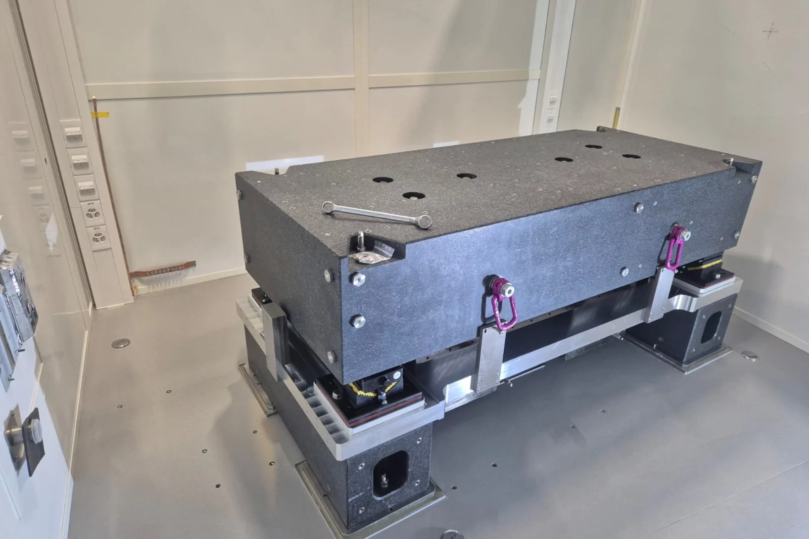 Granite block base for the interference lithography end station