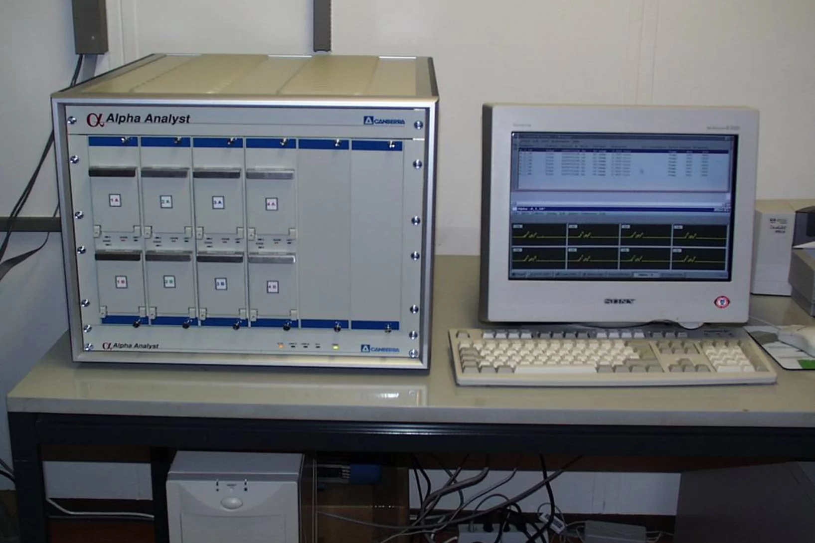 Messung von Alpha-Strahlern mit hochauflösenden Reinst-Silizium-Spektrometern