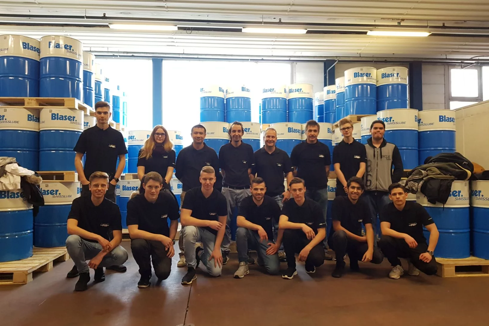 Gruppenfoto in der Lagerhalle der Firma Blaser