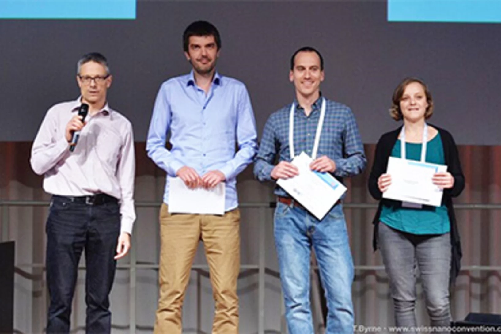 Marcin Gorzny (second from the left) reveiced one of the three poster prizes at the Swiss Nanoconvention 2017