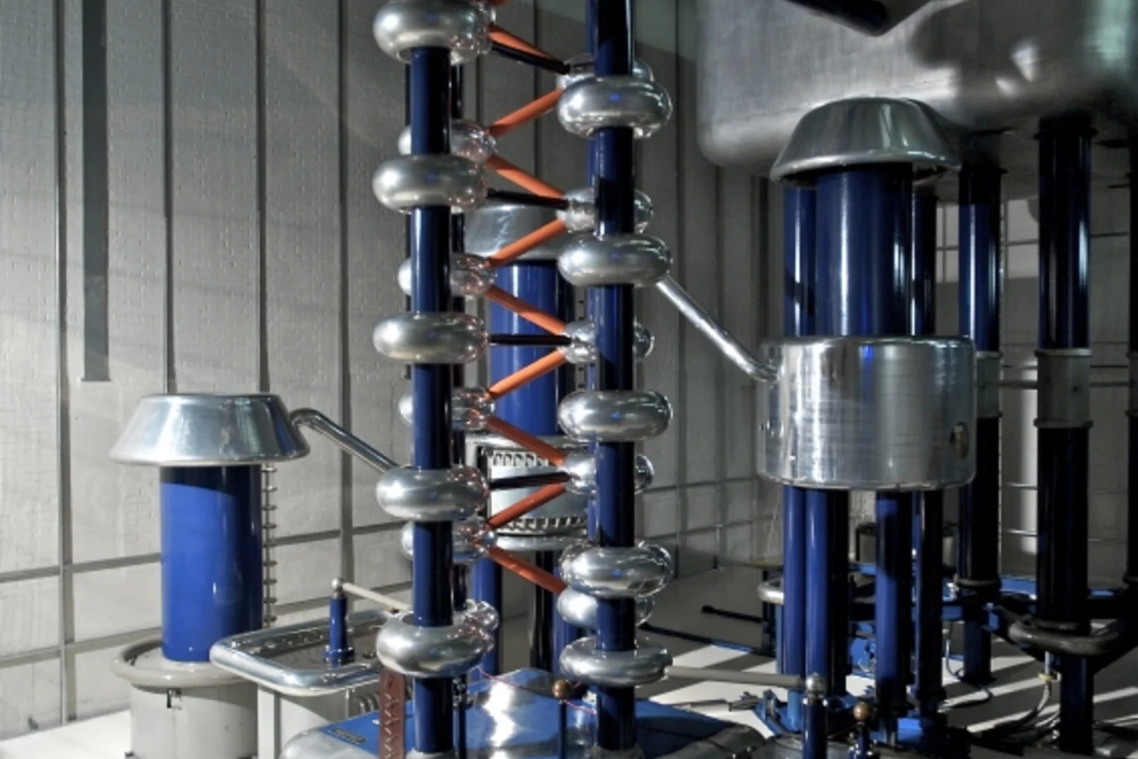 Hoch und schlank und für seine 30 Jahre immer noch sehr glänzend bildet der Cockcroft-Walton den Anfang der Protonenanlage. (Foto: Paul Scherrer Institut/Markus Fischer)